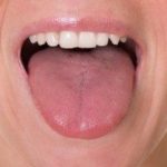 舌も磨く習慣をつけましょう。