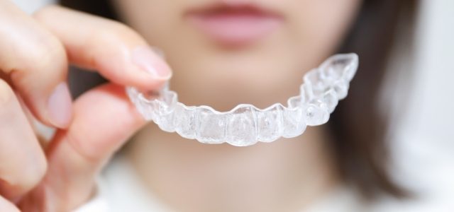 マウスピースを持つ女性 マウスピースを持つ女性