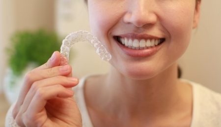 マウスピースを持つ女性