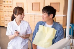 インプラントと歯の掛け橋（ブリッジ）、どちらがおすすめですか？